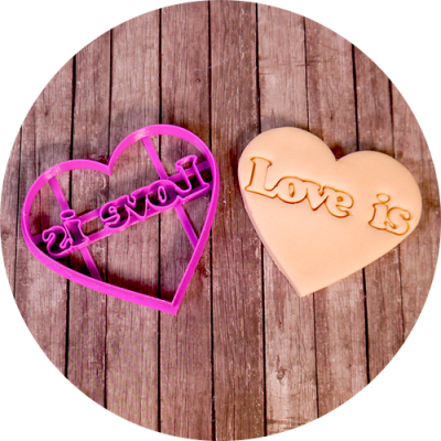 Вырубка для пряника с оттиском Сердце LOVE IS пластик 10*11см 640365